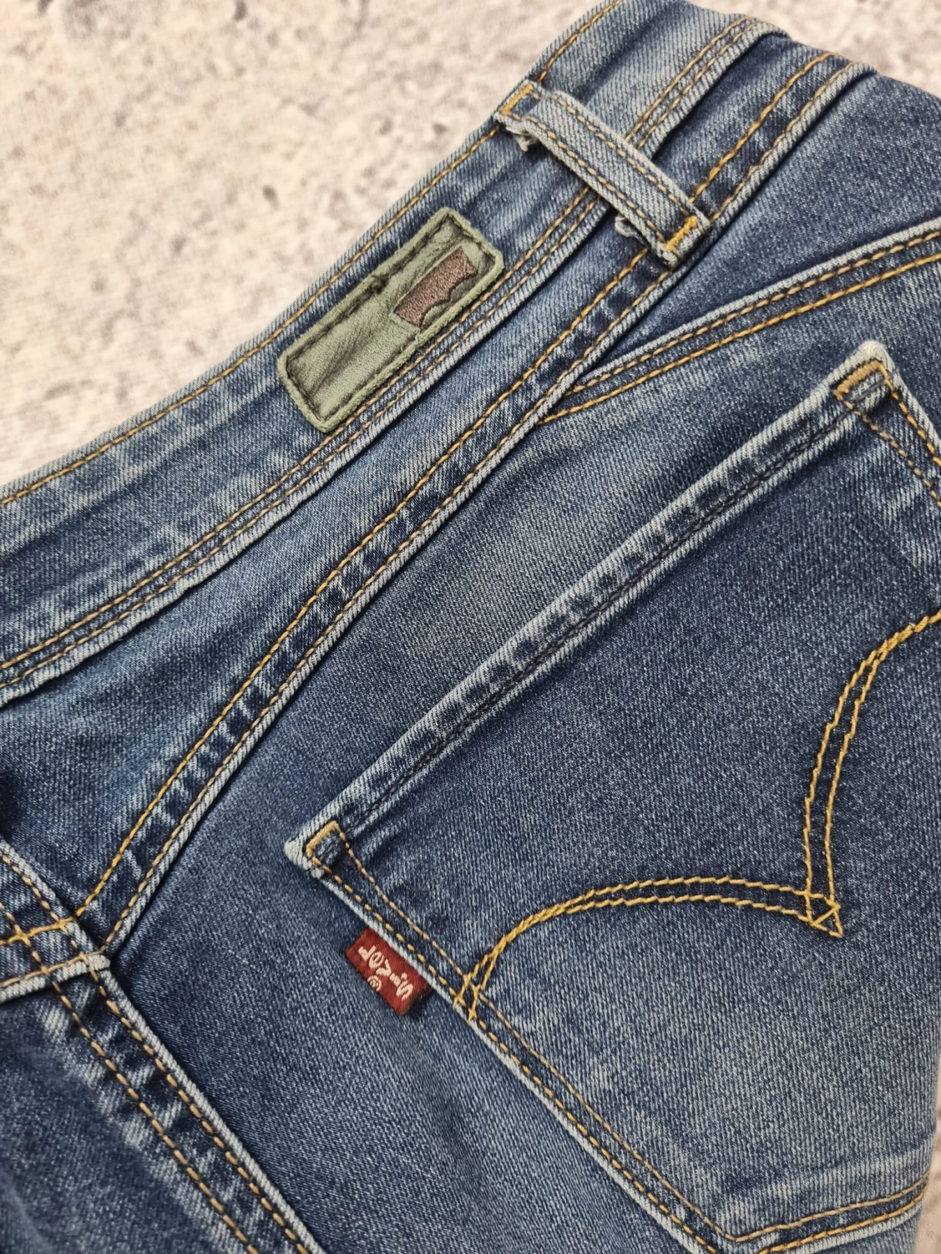 Kardigan Ochnik w zestawie z koszulą Marc O'Polo i spodniami Levi's