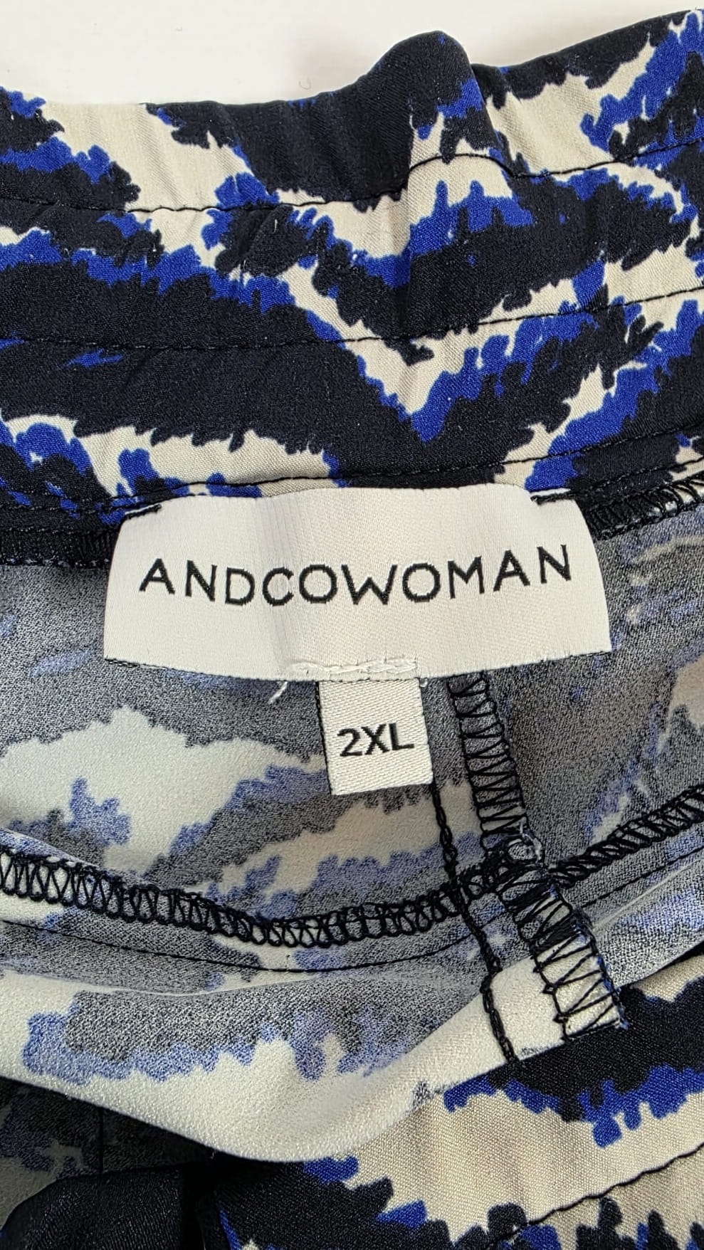 Piękna stylizacja, biała bluzka MULTIBLU oraz spodnie ANDCOWOMAN