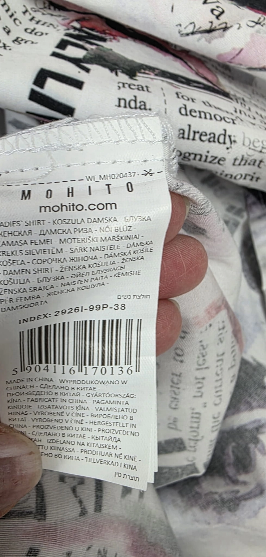 Koszula MOHITO, jeansowa kamizelka H&amp;M oraz granatowe spodnie PRIMARK