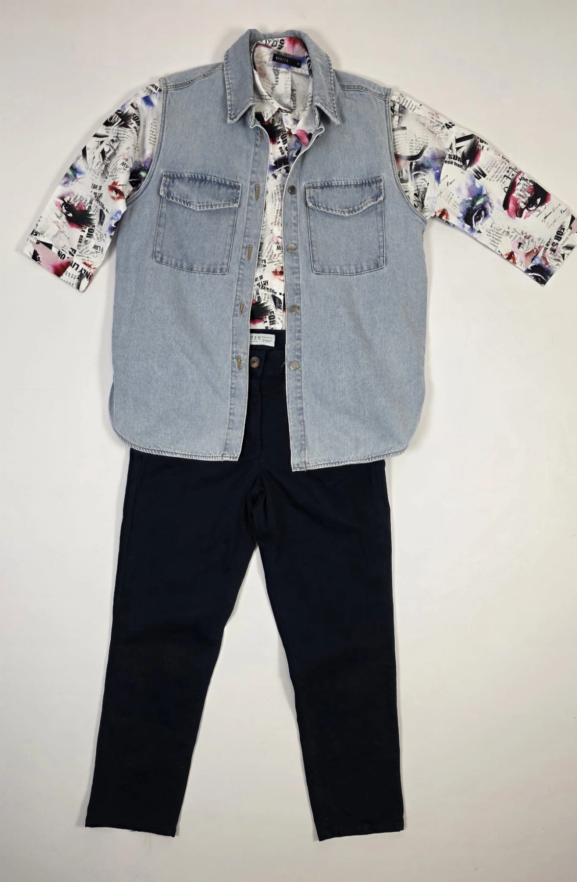 Koszula MOHITO, jeansowa kamizelka H&amp;M oraz granatowe spodnie PRIMARK