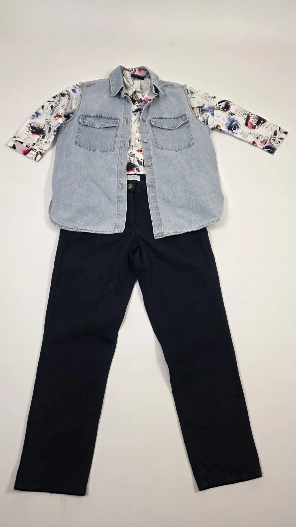 Koszula MOHITO, jeansowa kamizelka H&amp;M oraz granatowe spodnie PRIMARK