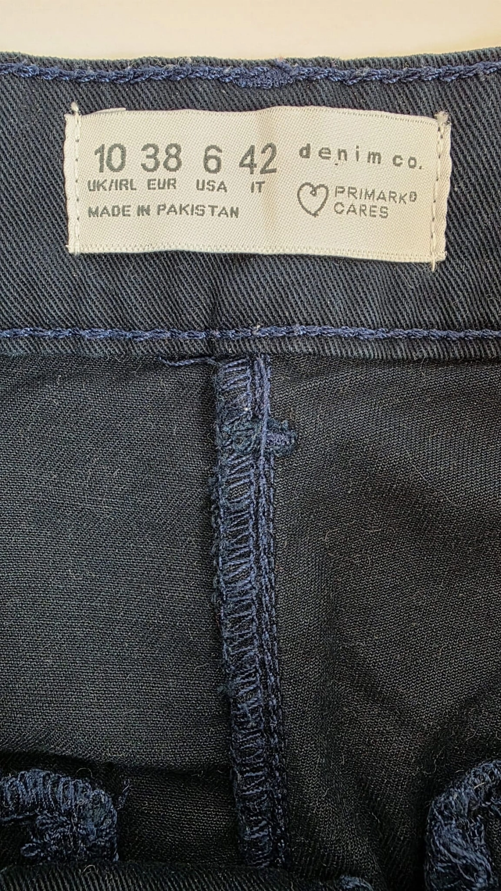 Koszula MOHITO, jeansowa kamizelka H&amp;M oraz granatowe spodnie PRIMARK