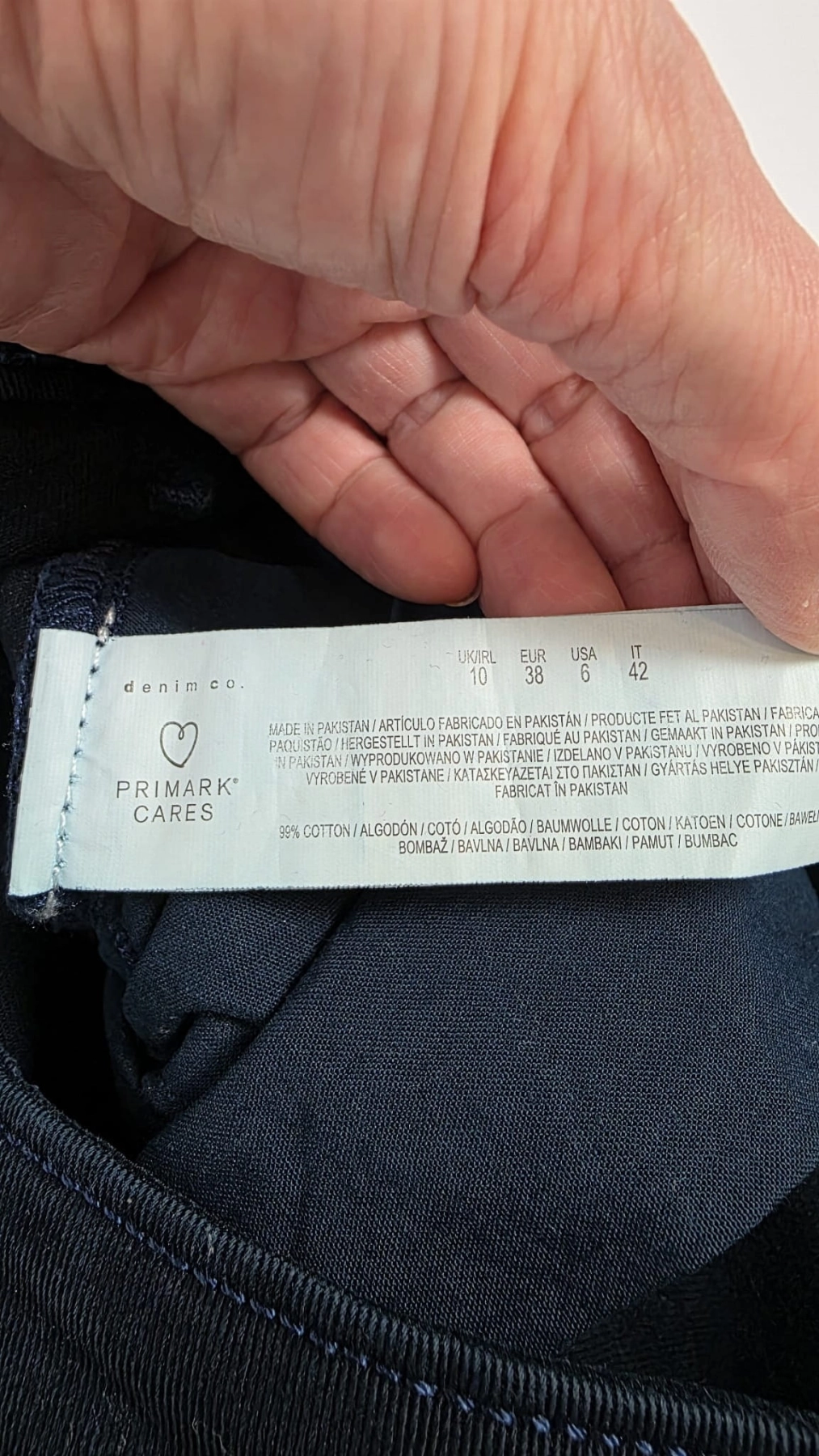 Koszula MOHITO, jeansowa kamizelka H&amp;M oraz granatowe spodnie PRIMARK