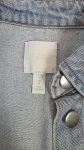 Koszula MOHITO, jeansowa kamizelka H&amp;M oraz granatowe spodnie PRIMARK