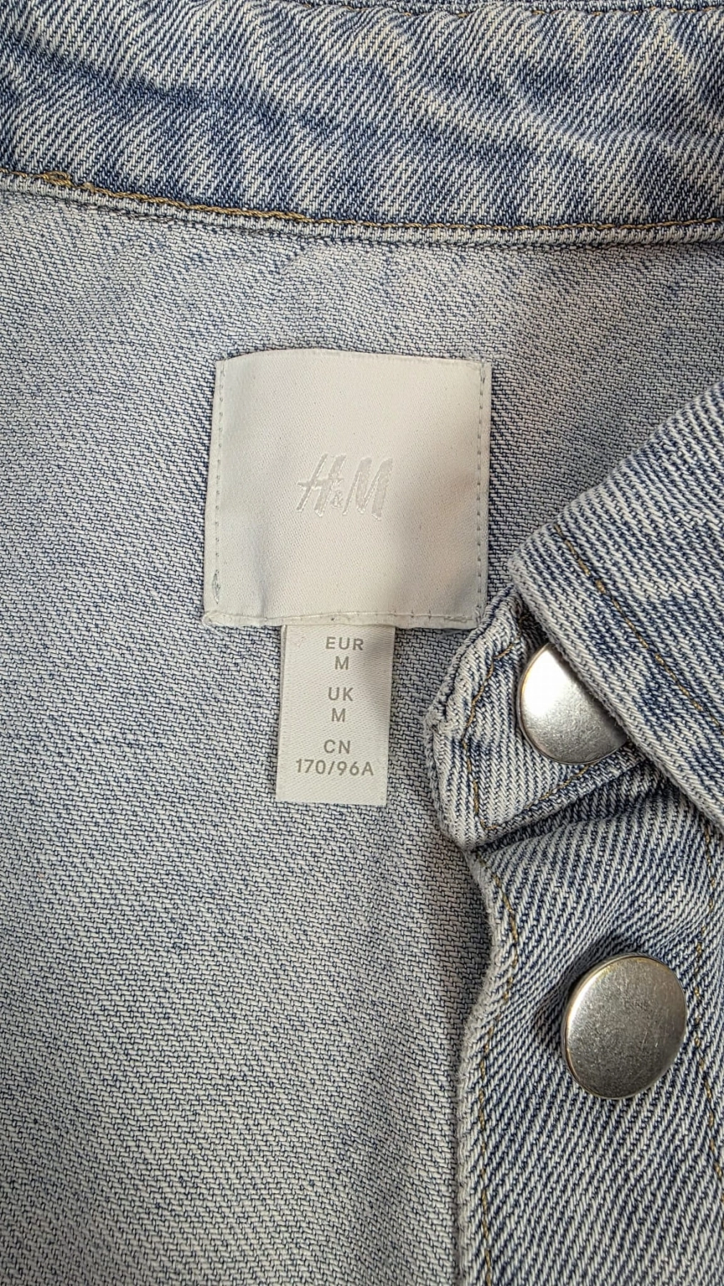 Koszula MOHITO, jeansowa kamizelka H&amp;M oraz granatowe spodnie PRIMARK