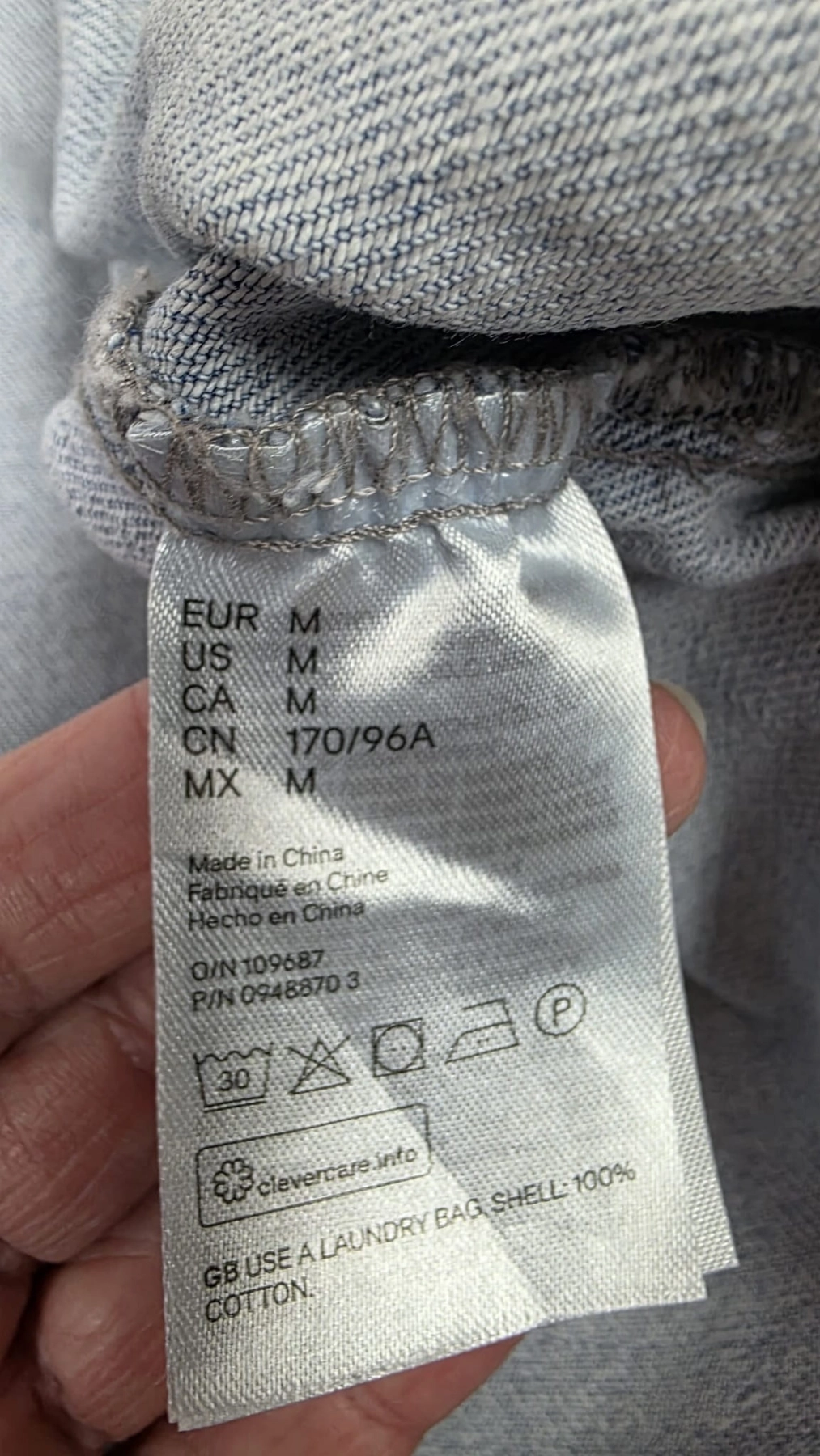 Koszula MOHITO, jeansowa kamizelka H&amp;M oraz granatowe spodnie PRIMARK