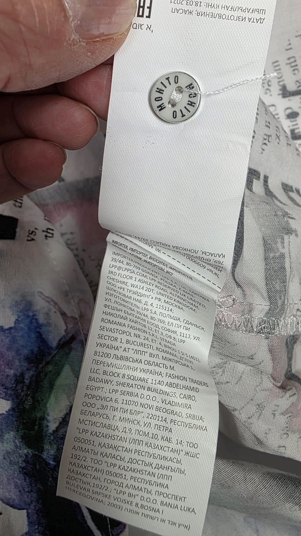 Koszula MOHITO, jeansowa kamizelka H&amp;M oraz granatowe spodnie PRIMARK