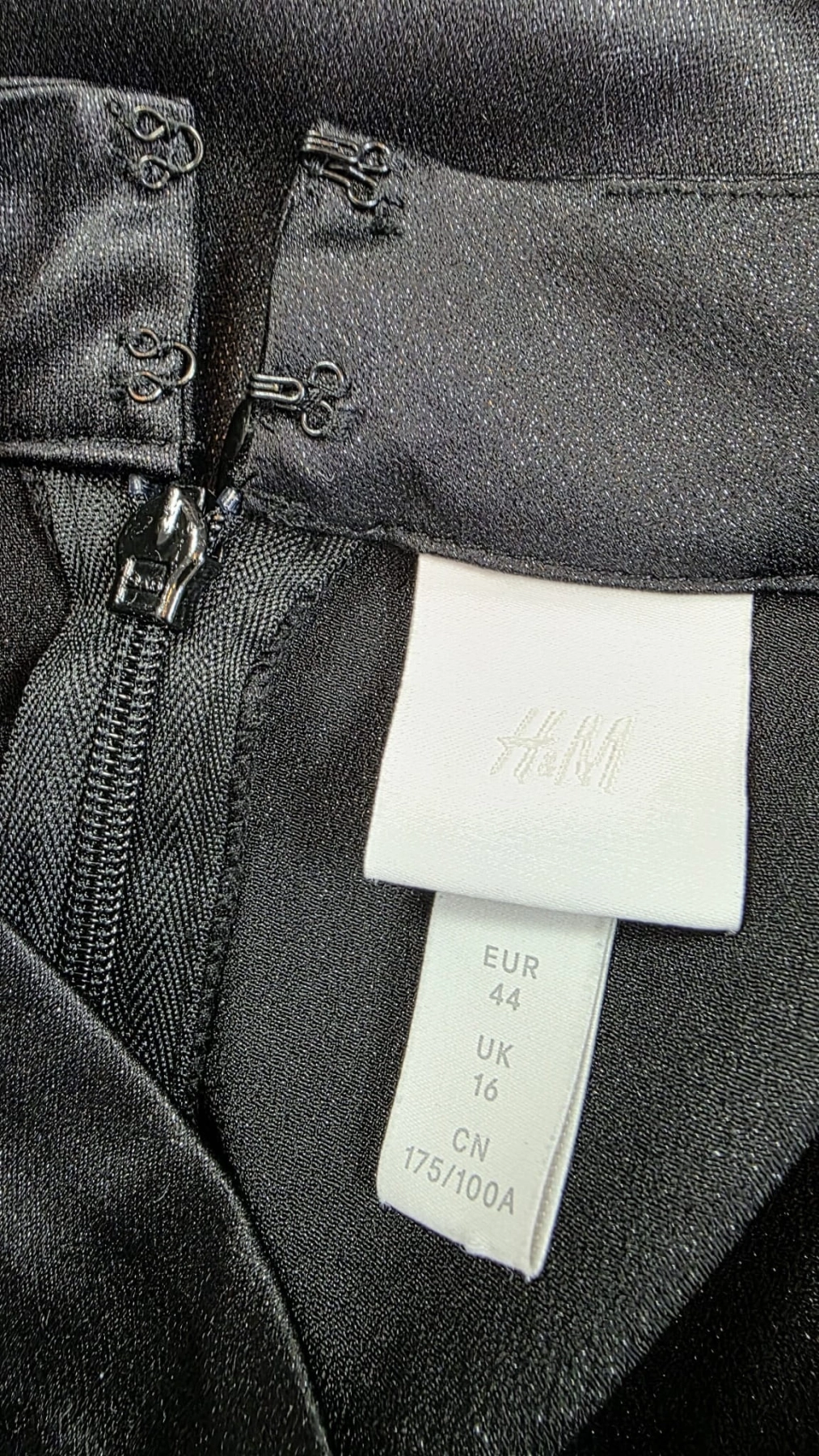 Czarna elegancka sukienka H&amp;M