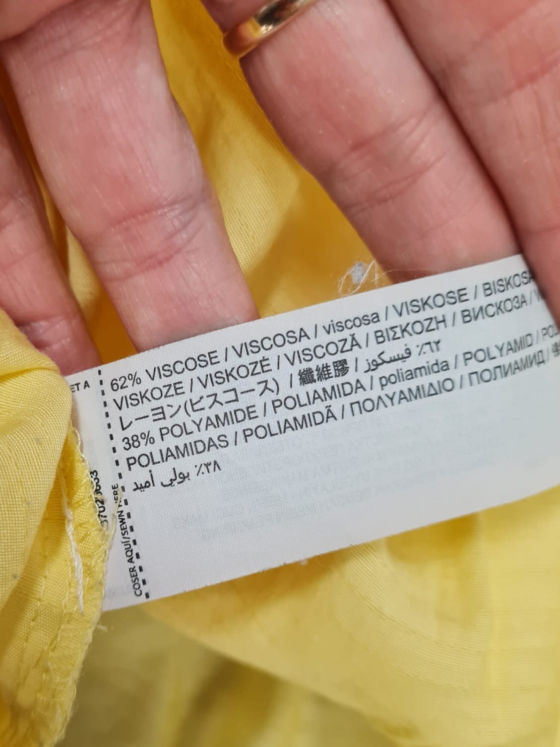 żółta koszula, granatowa jeansowa kurtka oraz asymetryczna spódnica