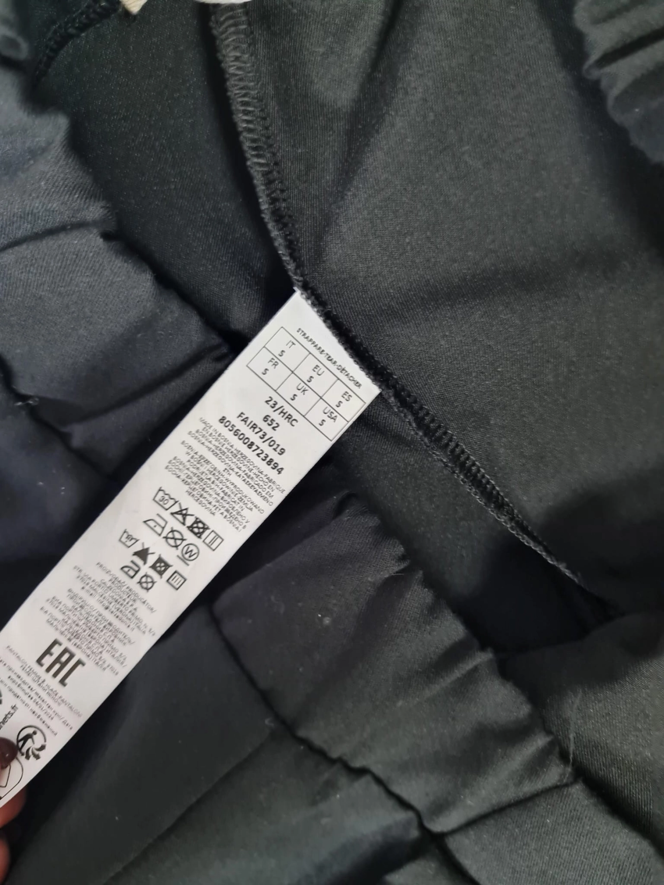 Kurtka typu bomber z unikalnym printem 'SOLAR', czarny dzianinowy golf 'H&amp;M' oraz spodnie 'Intimissimi'