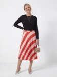 Plisowana spódnica i elegancka czarna bluzka
