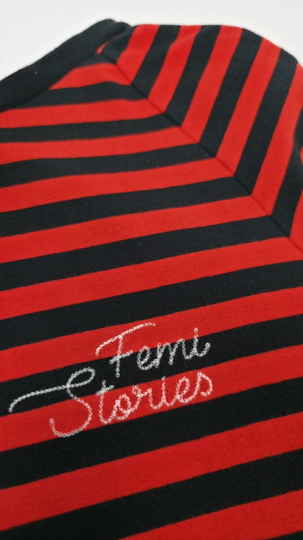 Sukienka w czerwono-czarne pasy FEMISTORIES