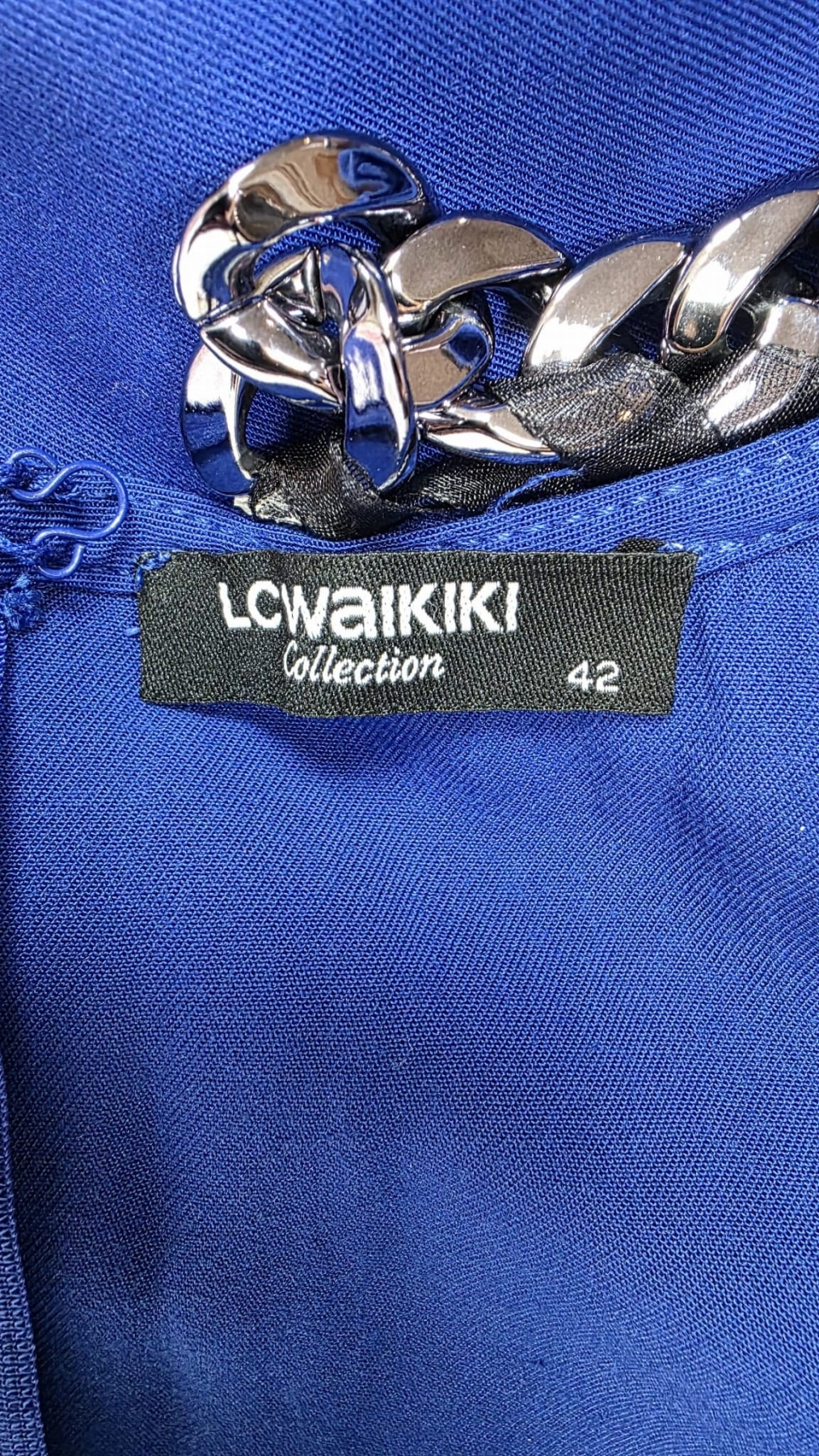 Sukienka maxi z biżuteryjnym dekoltem