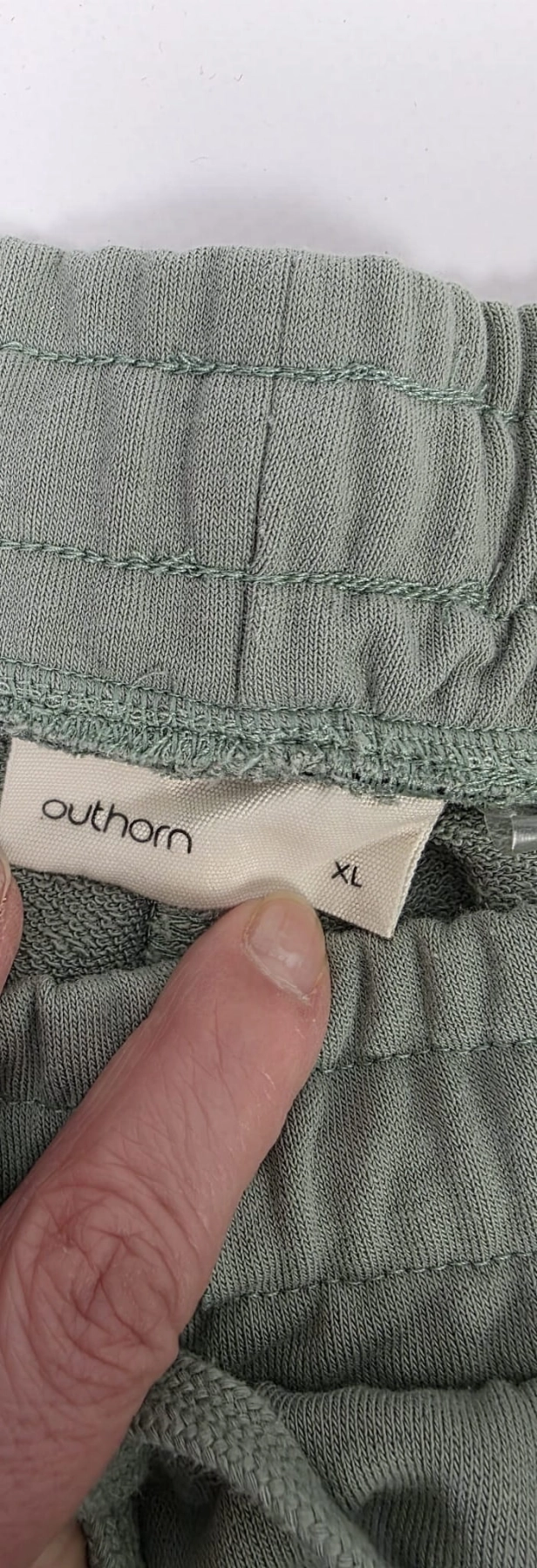 Szałwiowy dres OUTHORN oraz koszulka Victoria's Secret