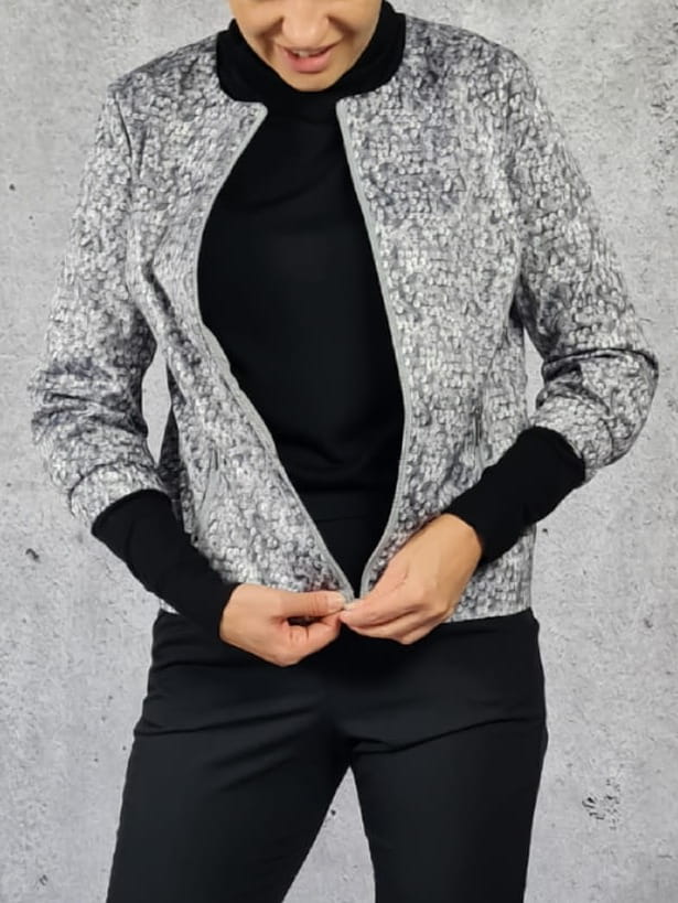 Kurtka typu bomber z unikalnym printem 'SOLAR', czarny dzianinowy golf 'H&amp;M' oraz spodnie 'Intimissimi'