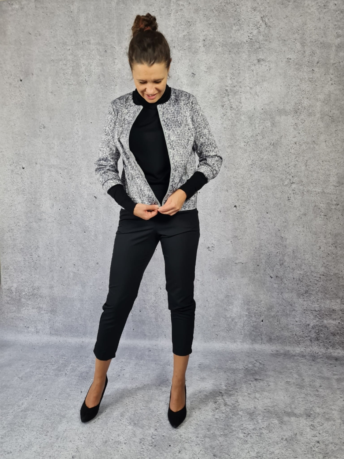 Kurtka typu bomber z unikalnym printem 'SOLAR', czarny dzianinowy golf 'H&amp;M' oraz spodnie 'Intimissimi'