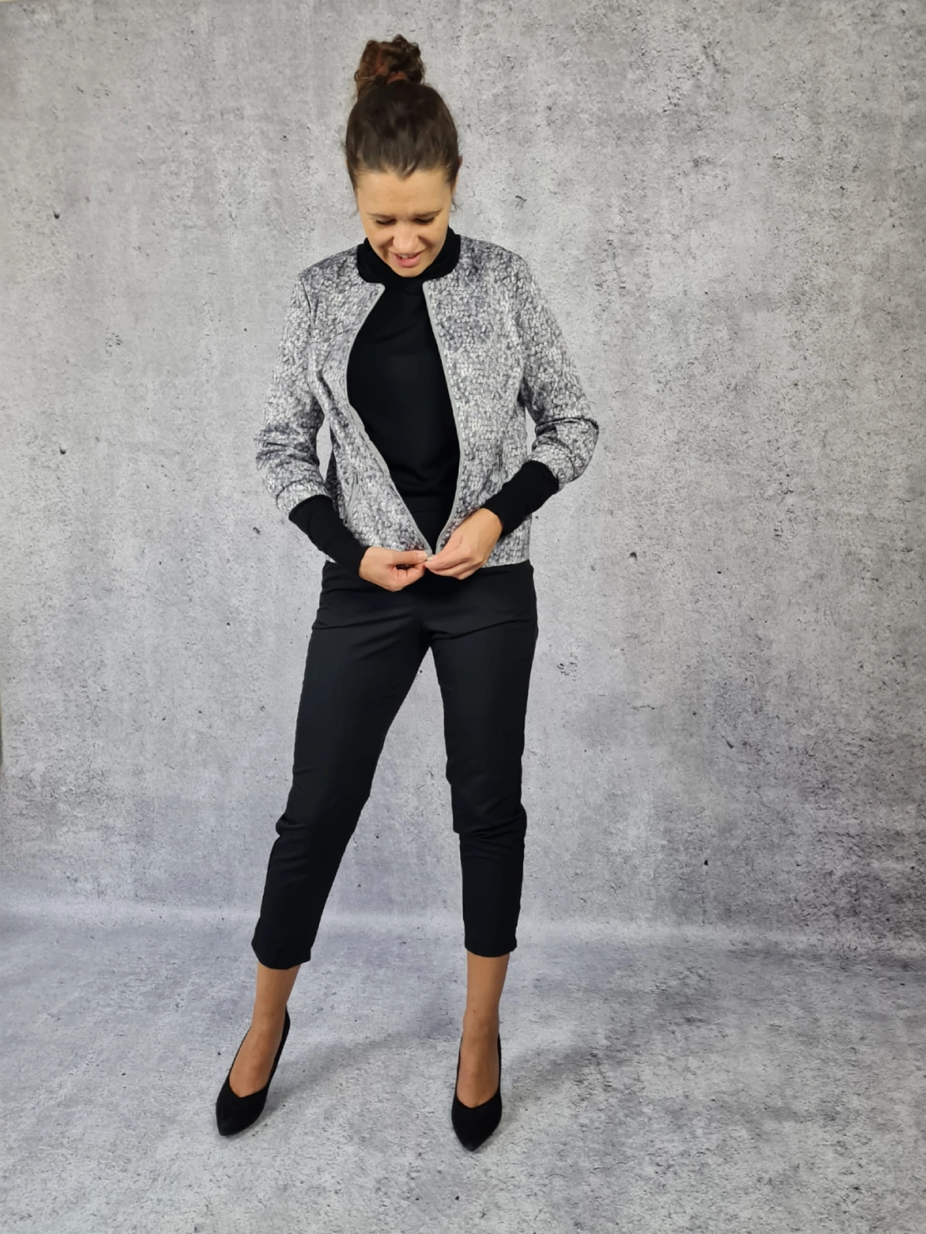 Kurtka typu bomber z unikalnym printem 'SOLAR', czarny dzianinowy golf 'H&amp;M' oraz spodnie 'Intimissimi'