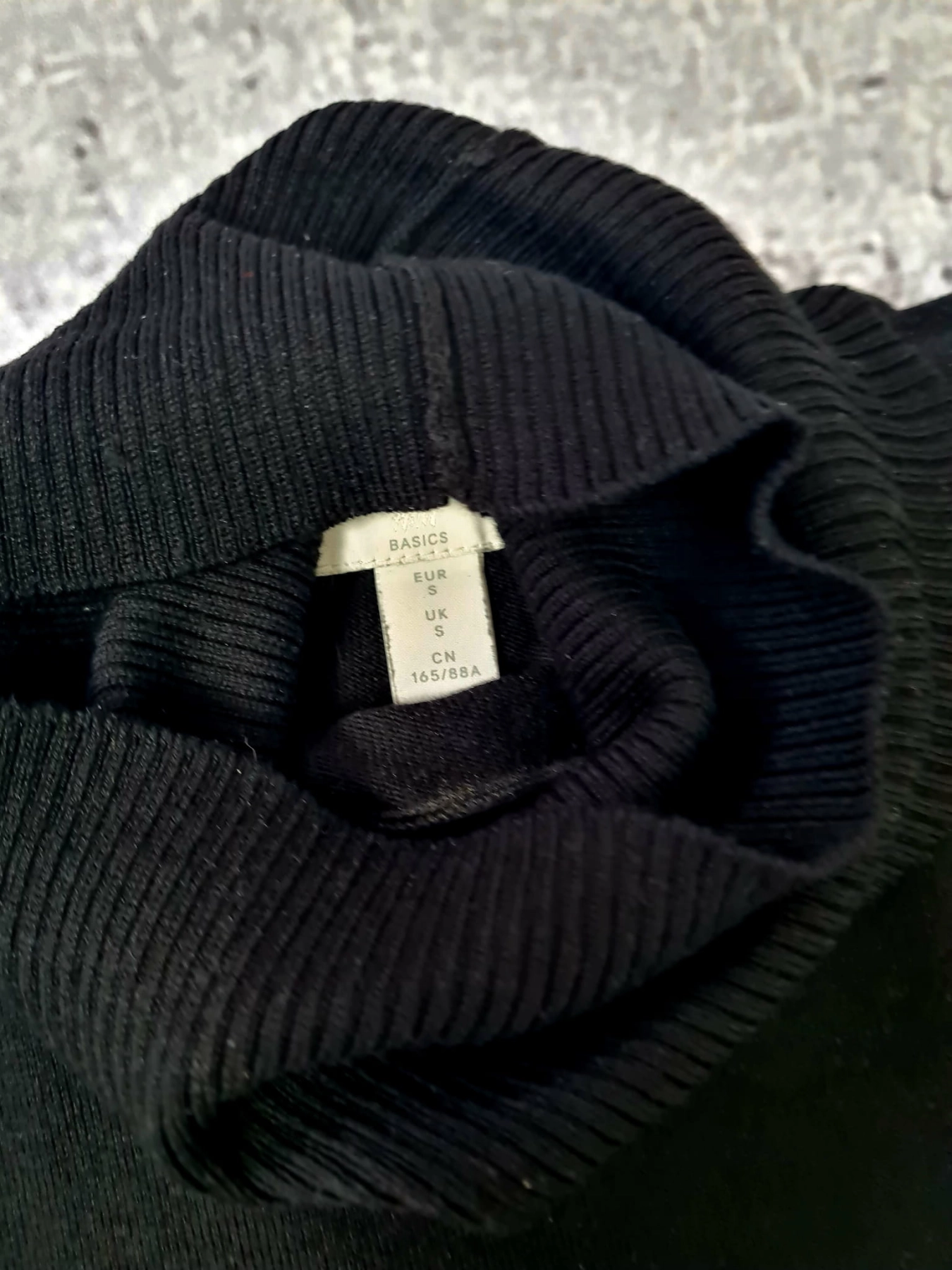 Kurtka typu bomber z unikalnym printem 'SOLAR', czarny dzianinowy golf 'H&amp;M' oraz spodnie 'Intimissimi'