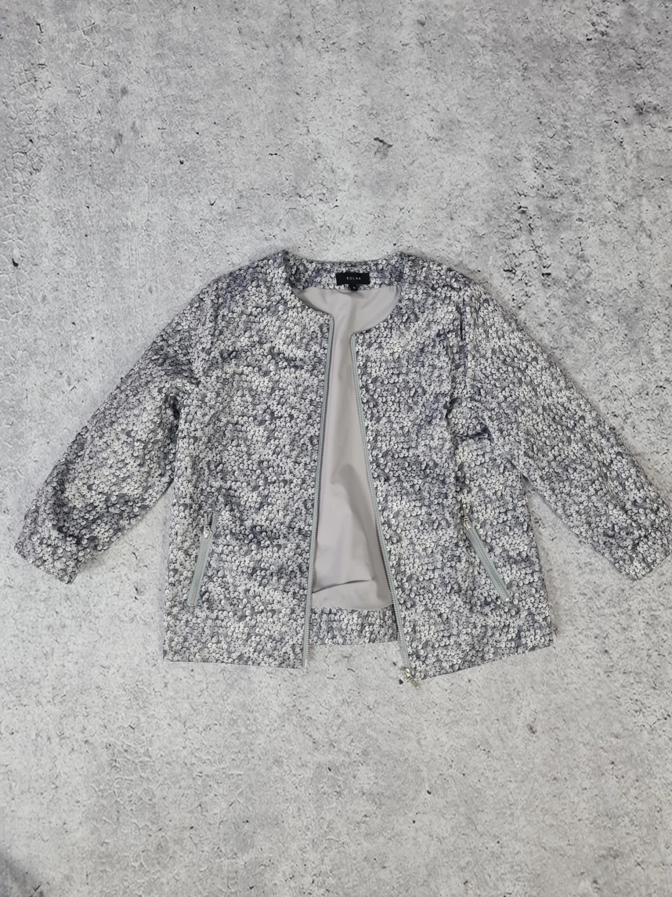 Kurtka typu bomber z unikalnym printem 'SOLAR', czarny dzianinowy golf 'H&amp;M' oraz spodnie 'Intimissimi'