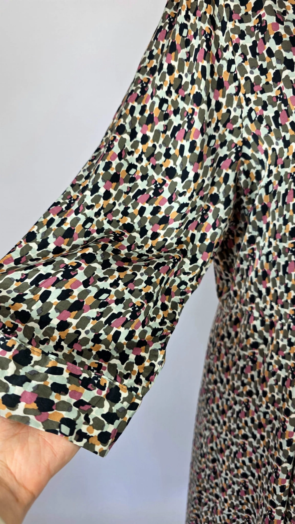 Wzorzysta sukienka maxi w multikolorowy print SOYACONCEPT