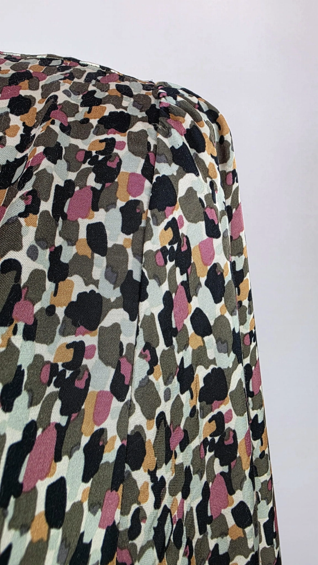 Wzorzysta sukienka maxi w multikolorowy print SOYACONCEPT