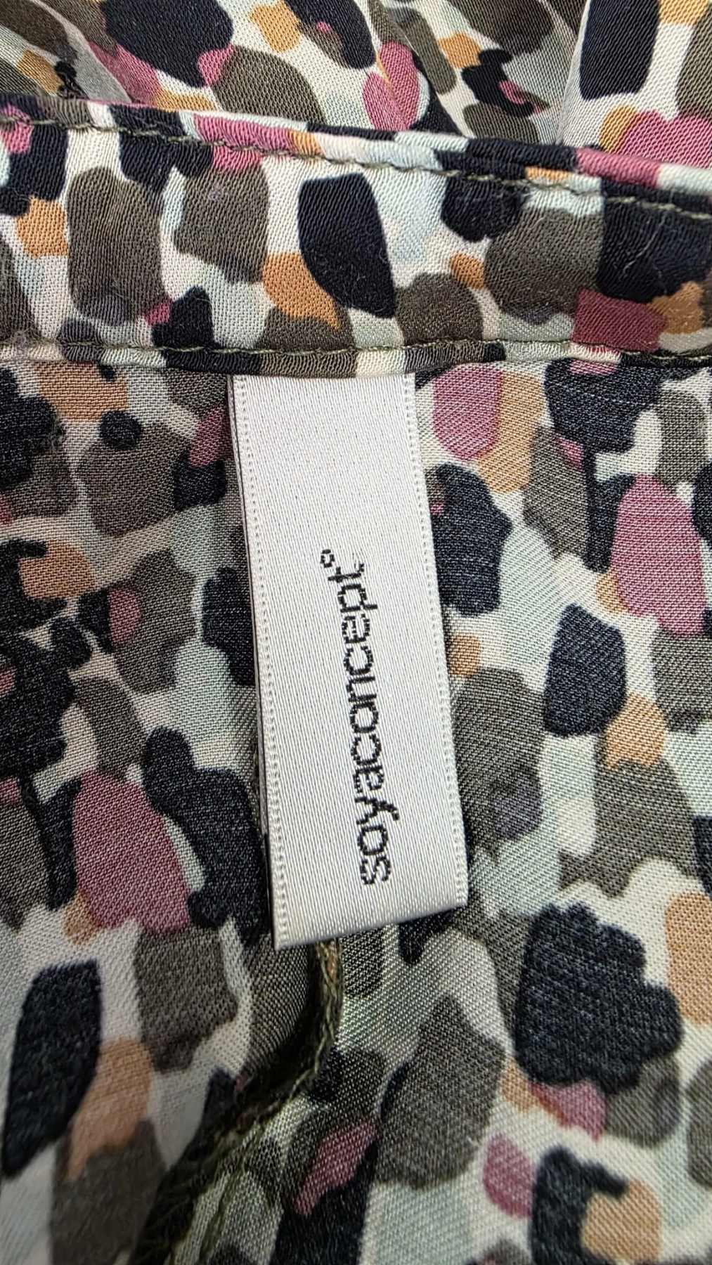 Wzorzysta sukienka maxi w multikolorowy print SOYACONCEPT