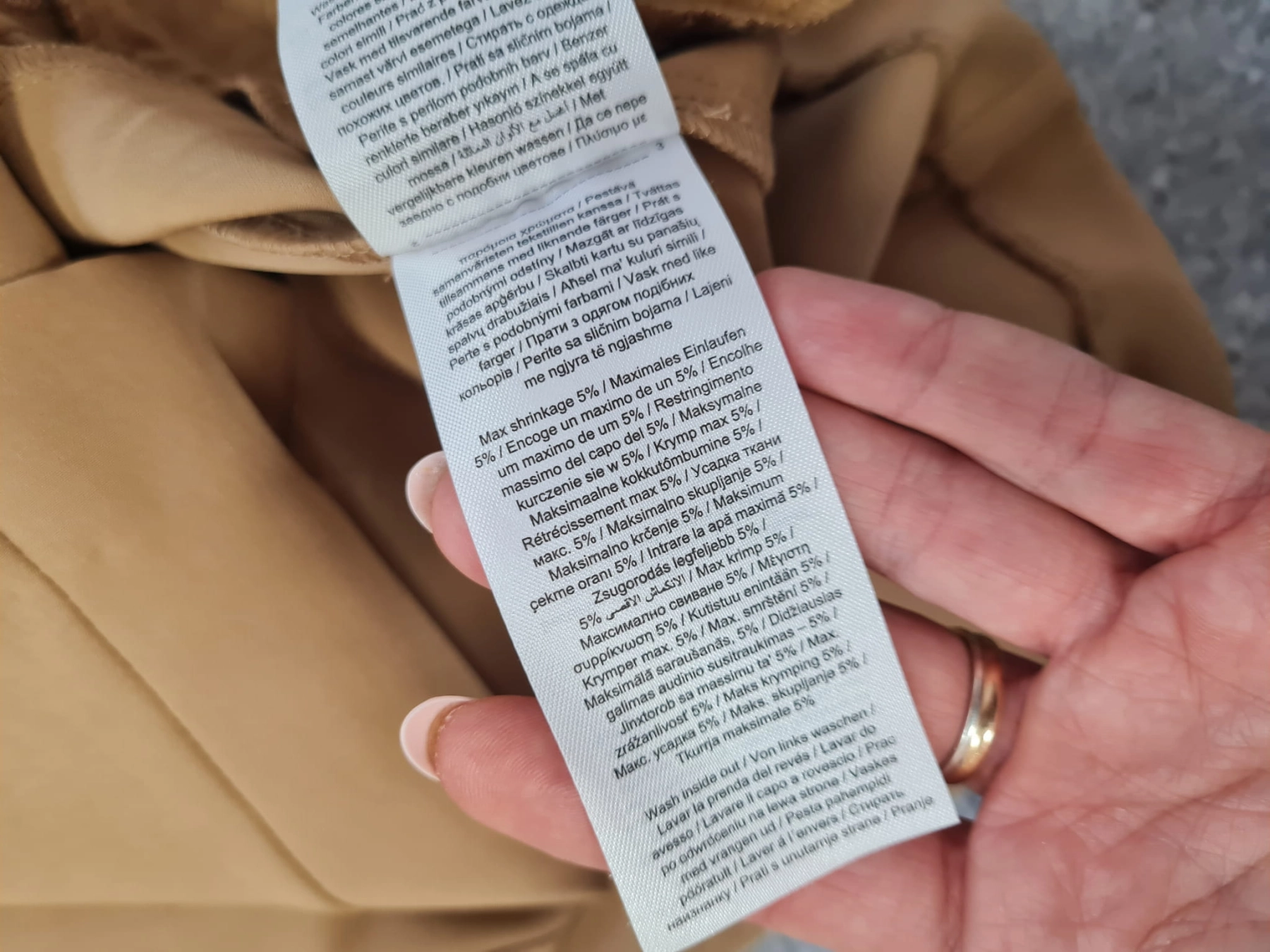 Marynarka od Only z jeansami Zara oraz jasno brązowy półgolf