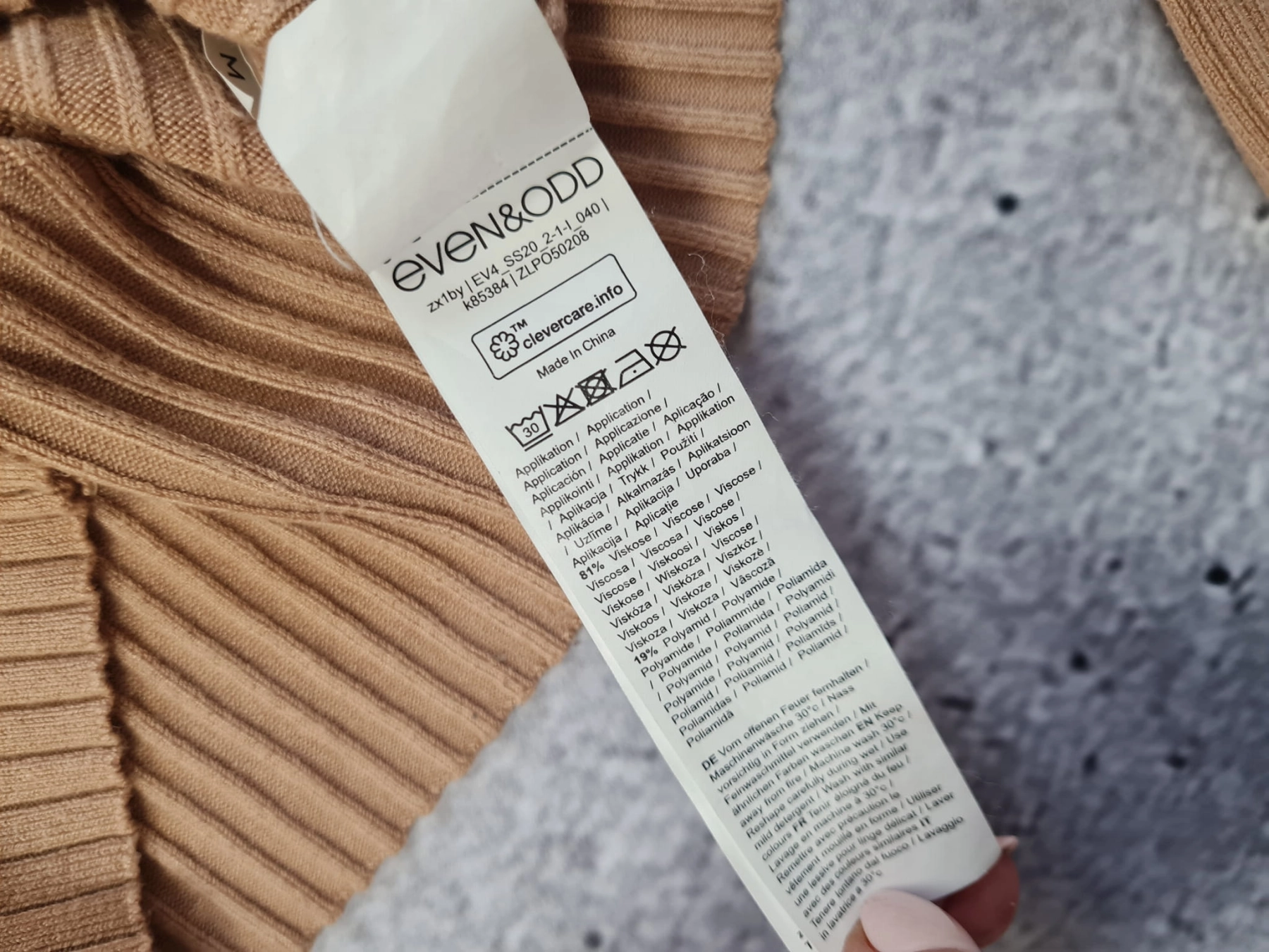 Marynarka od Only z jeansami Zara oraz jasno brązowy półgolf