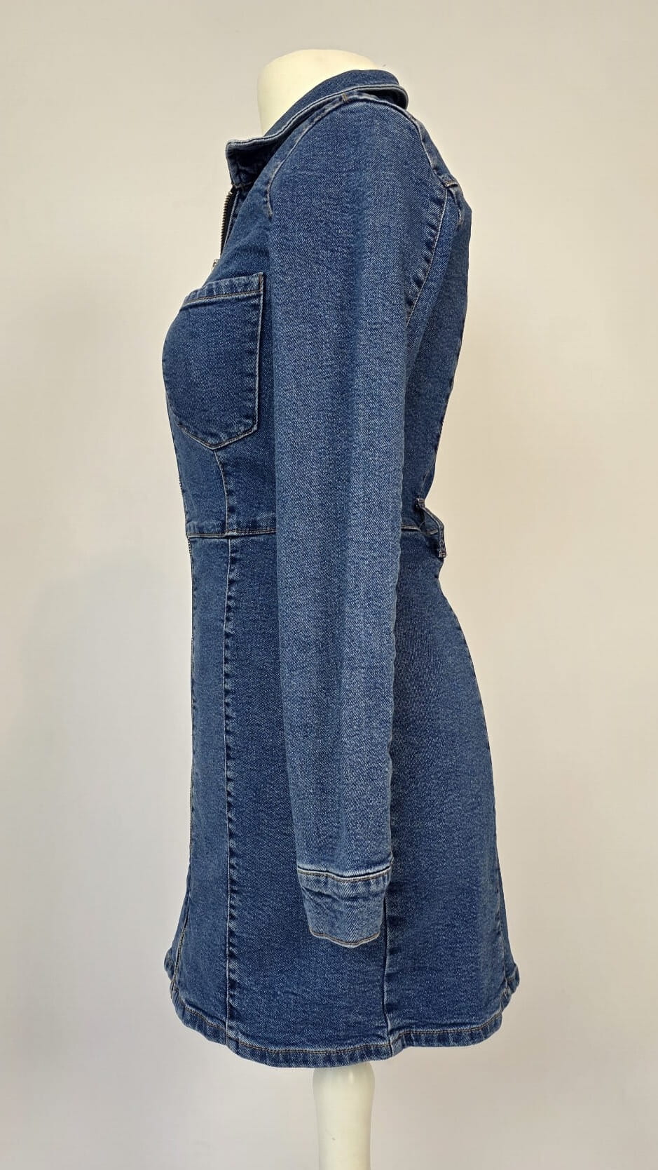 Dopasowana sukienka jeansowa mini z suwakiem BERSHKA