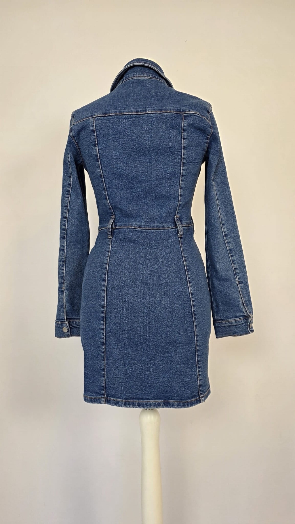 Dopasowana sukienka jeansowa mini z suwakiem BERSHKA