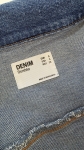 Dopasowana sukienka jeansowa mini z suwakiem BERSHKA