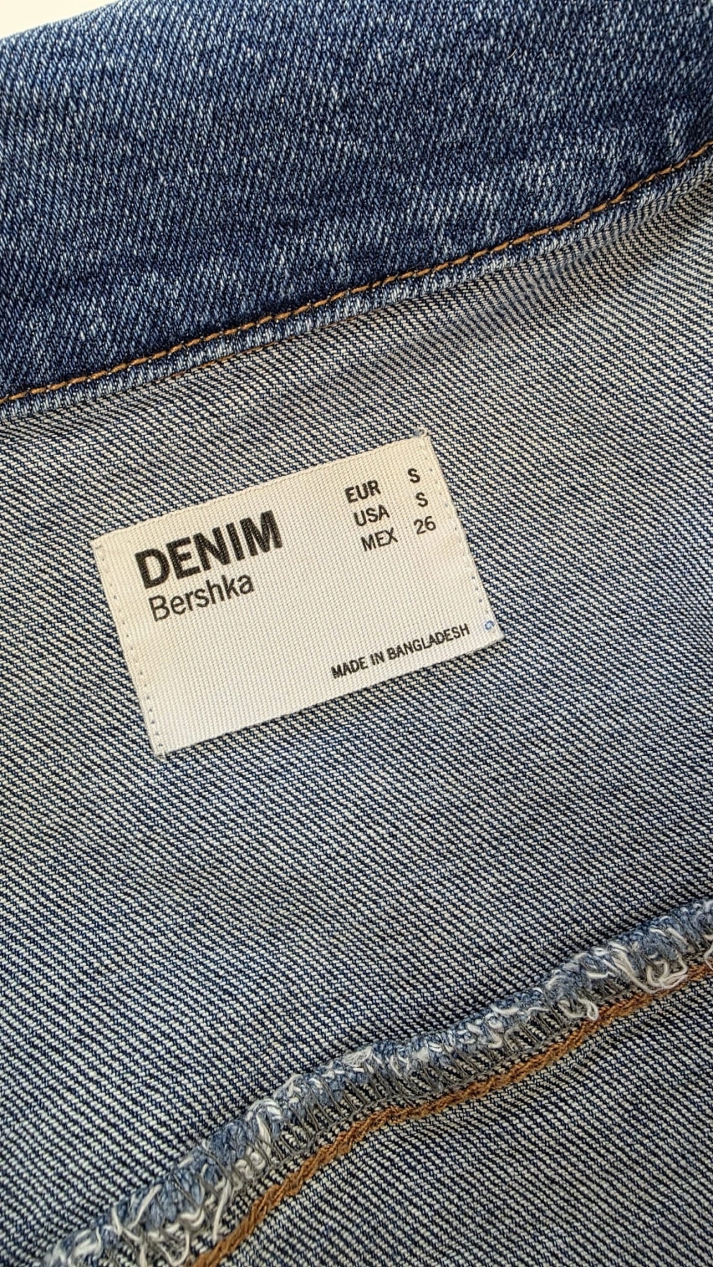 Dopasowana sukienka jeansowa mini z suwakiem BERSHKA