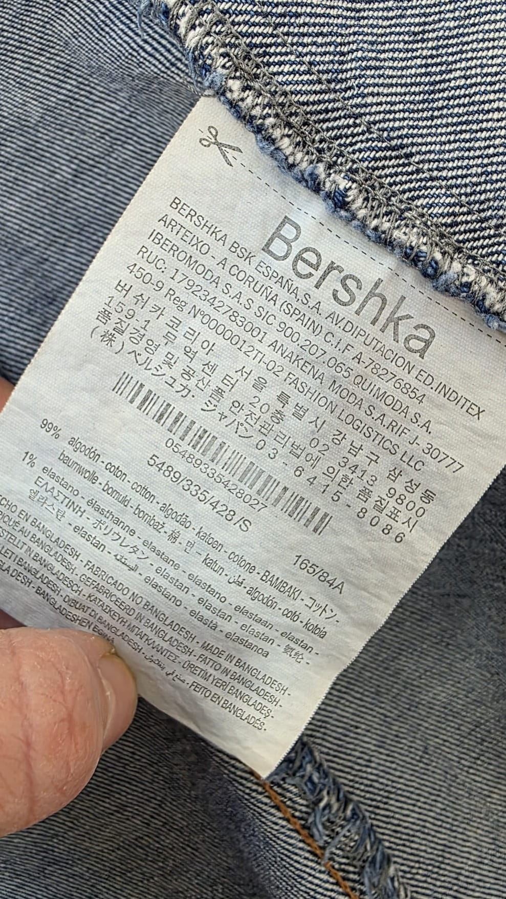 Dopasowana sukienka jeansowa mini z suwakiem BERSHKA