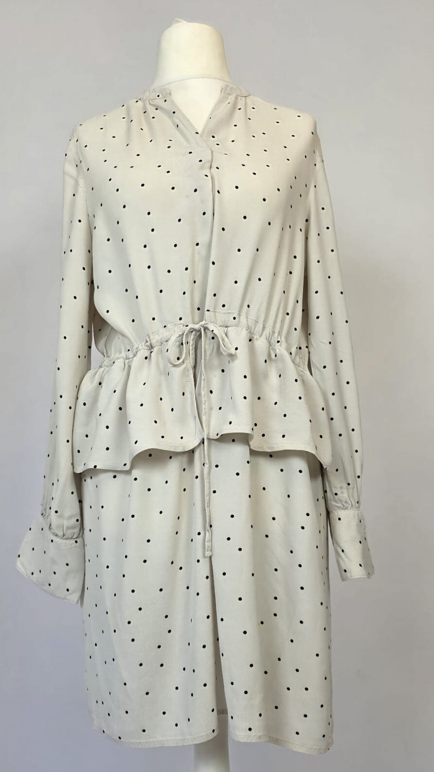Kremowa sukienka mini w czarne kropki SELECTED FEMME