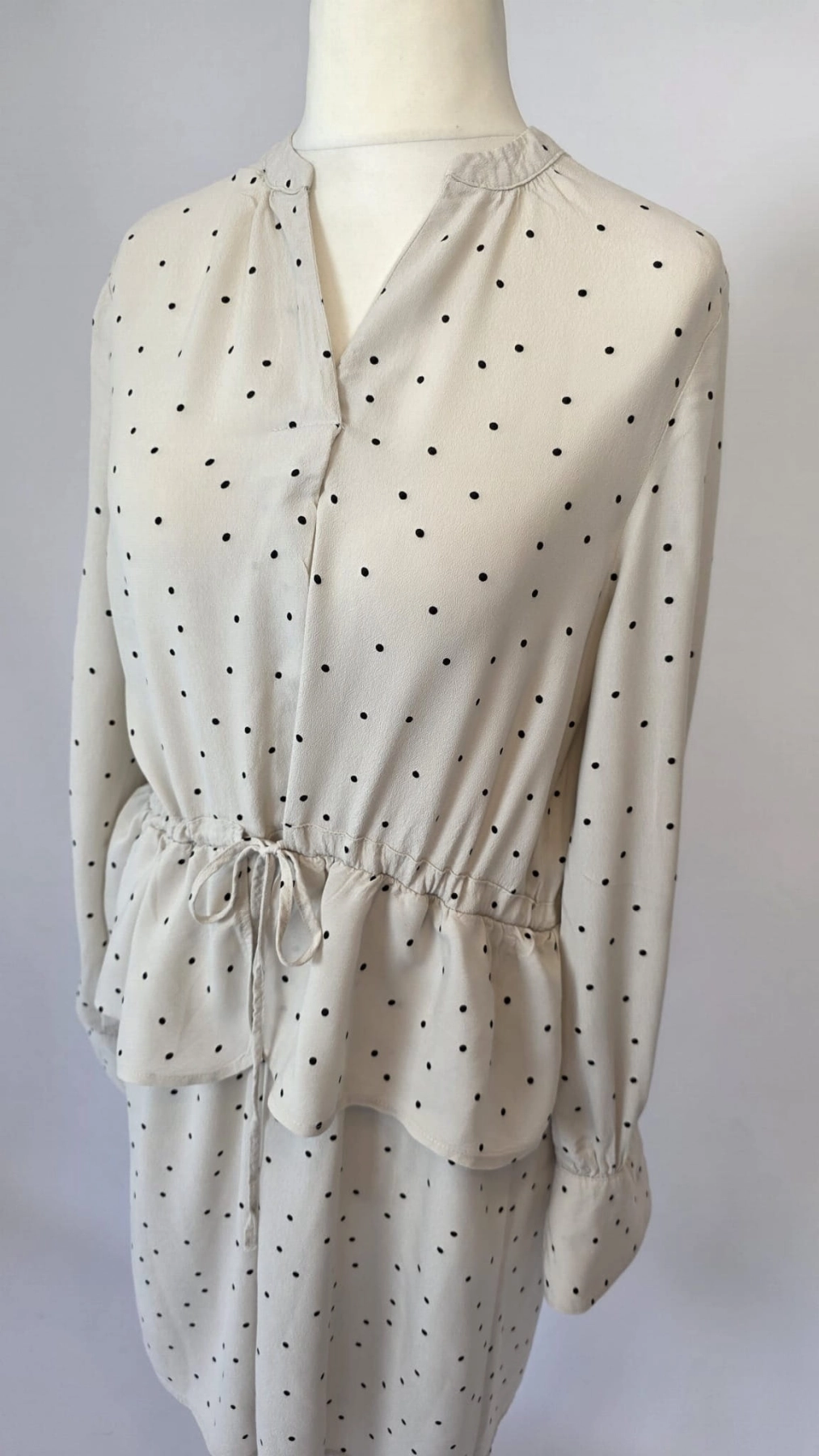 Kremowa sukienka mini w czarne kropki SELECTED FEMME