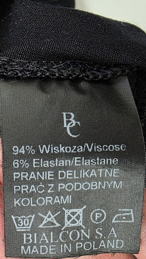 Czarna sukienka mini z odkrytym ramieniem