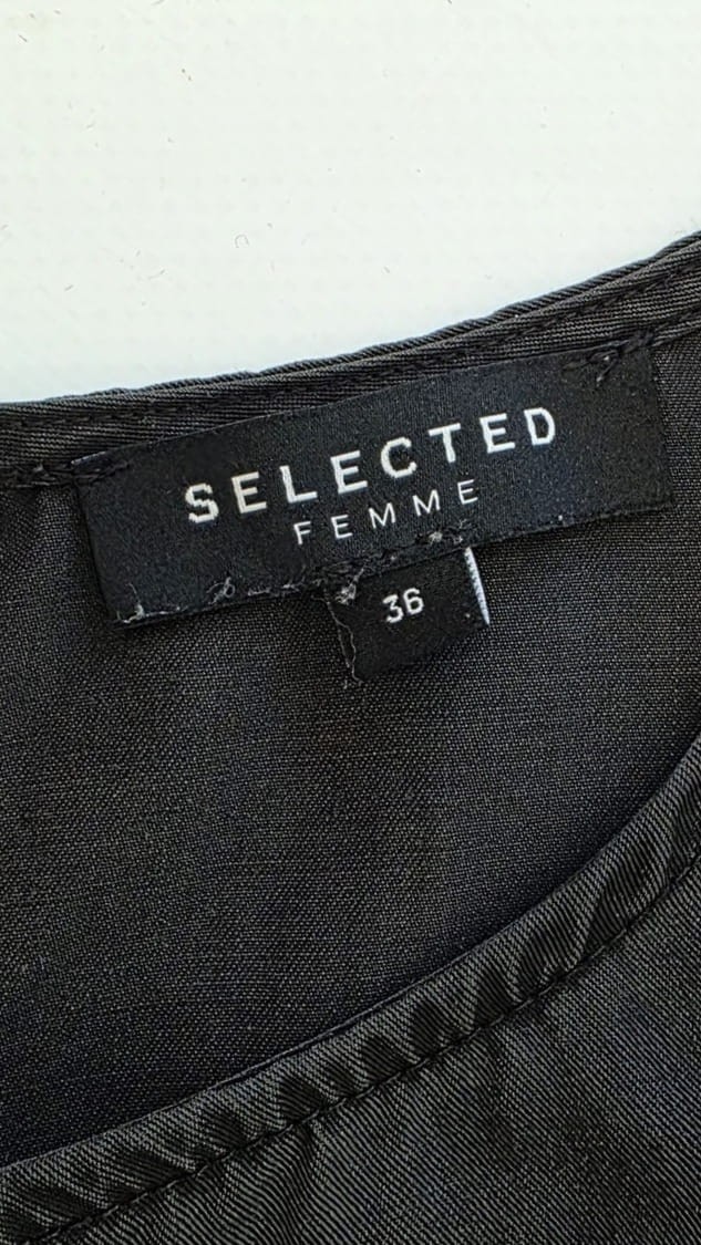 Czarna kaskadowa sukienka z falbanami i krótkim rękawem SELECTED FEMME
