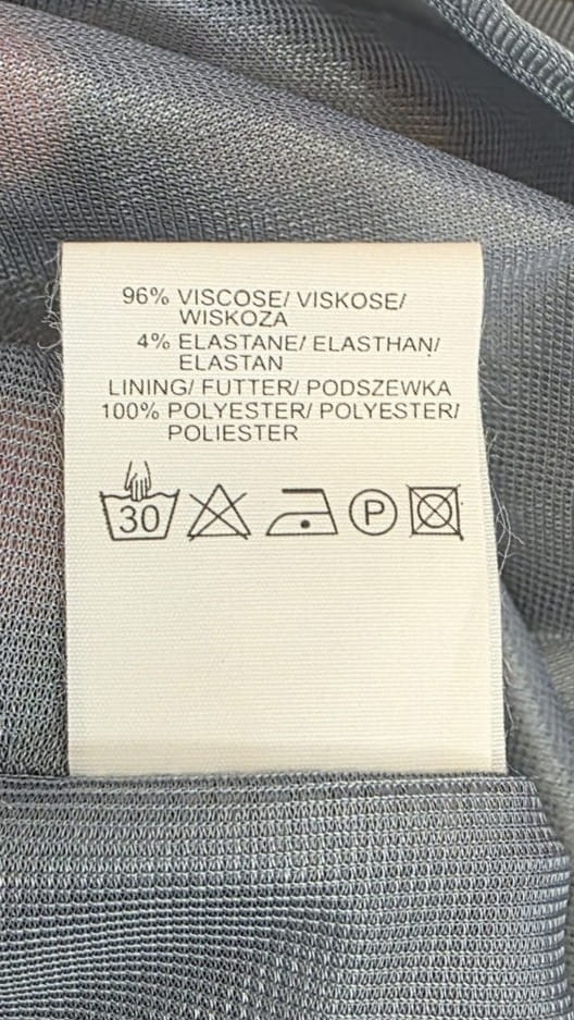 Szara sukienka z przedłużanym tyłem i długim rękawem SIMPLE