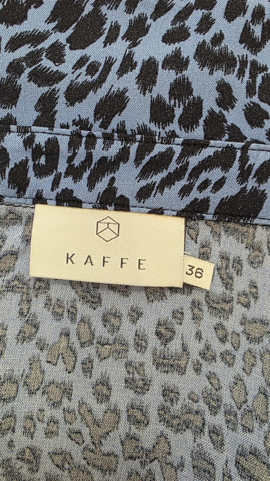 Niebieska sukienka koszulowa w czarne cętki KAFFE