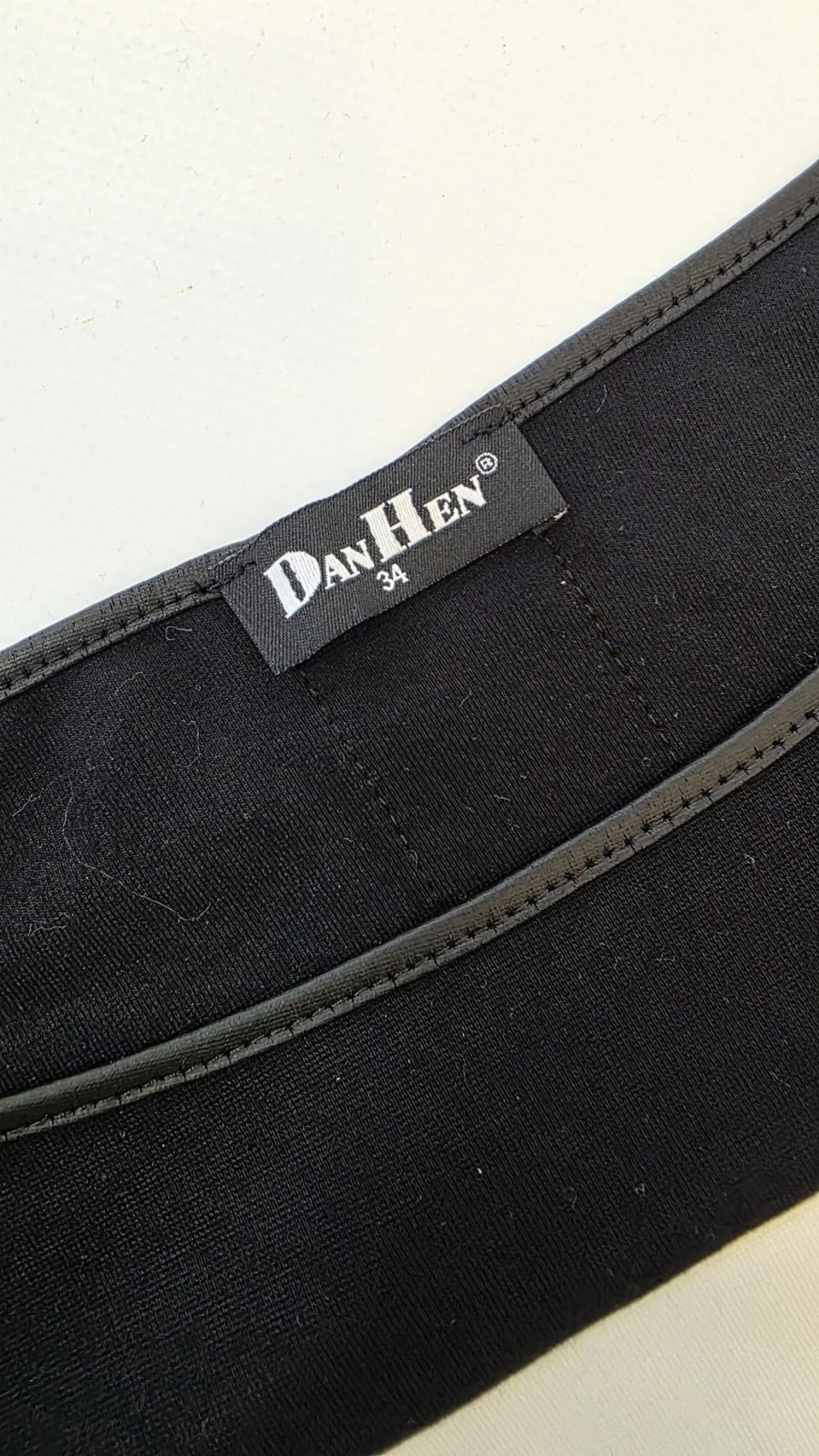 Sukienka w pasy z ekoskórzanym detalem DanHen