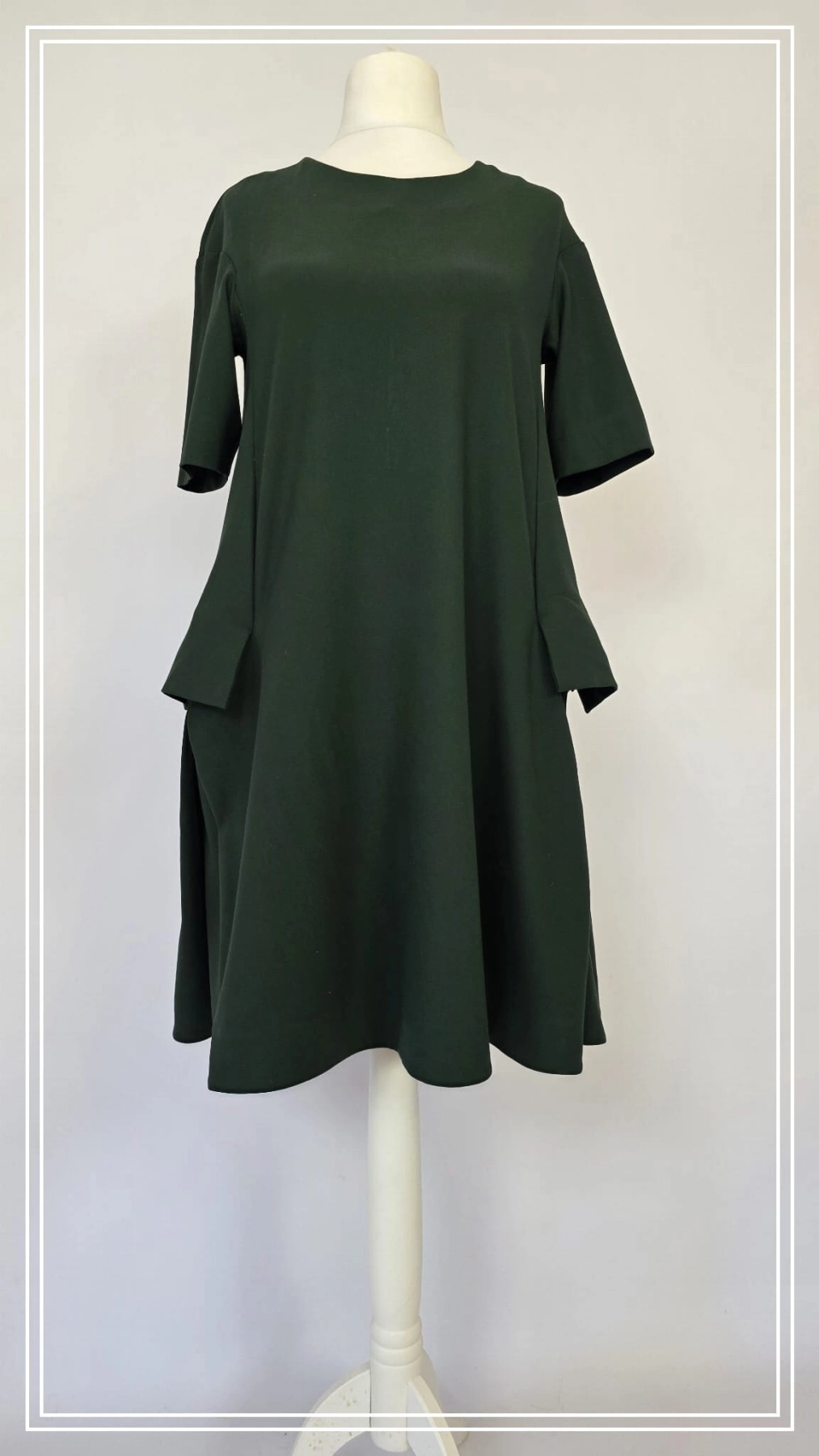 Elegancka butelkowa sukienka mini z designerskimi kieszeniami COS