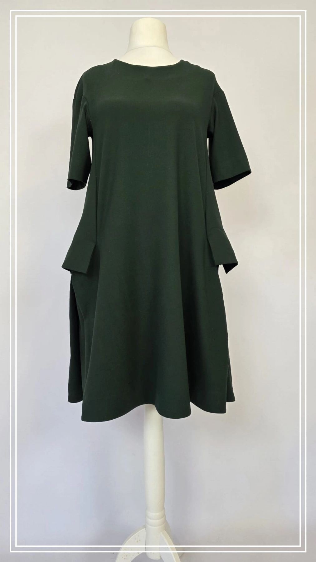 Elegancka butelkowa sukienka mini z designerskimi kieszeniami COS