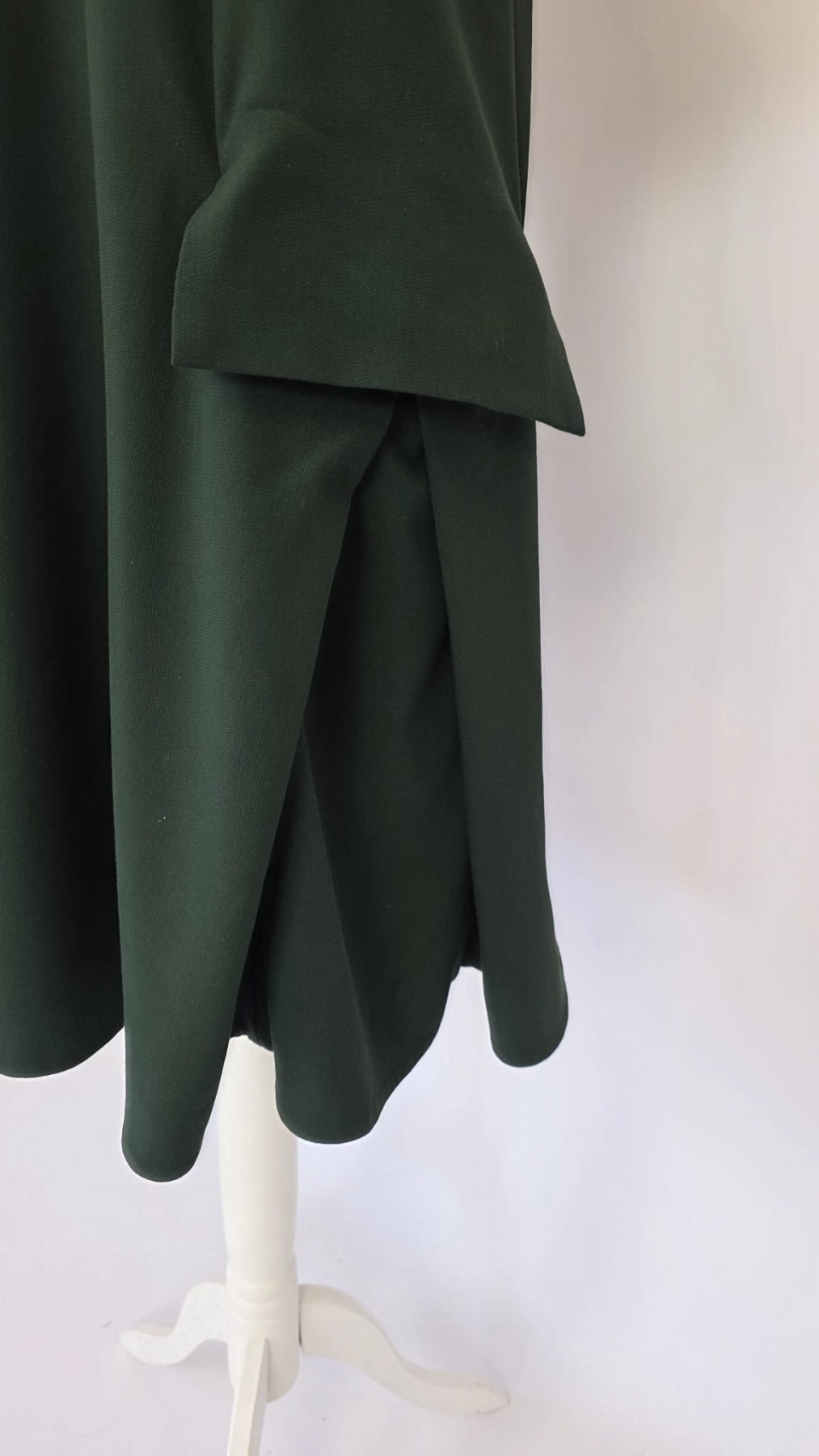 Elegancka butelkowa sukienka mini z designerskimi kieszeniami COS