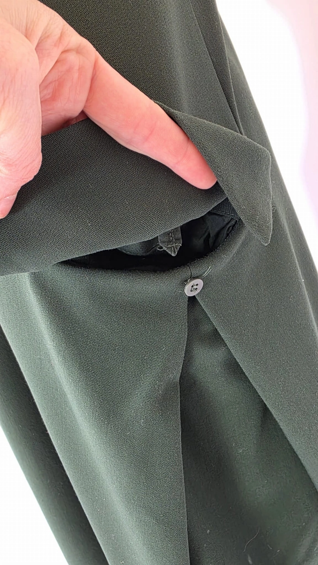 Elegancka butelkowa sukienka mini z designerskimi kieszeniami COS