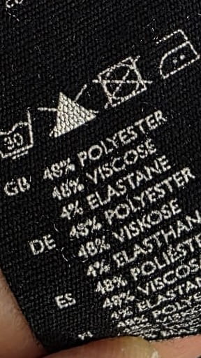 Elegancka butelkowa sukienka mini z designerskimi kieszeniami COS