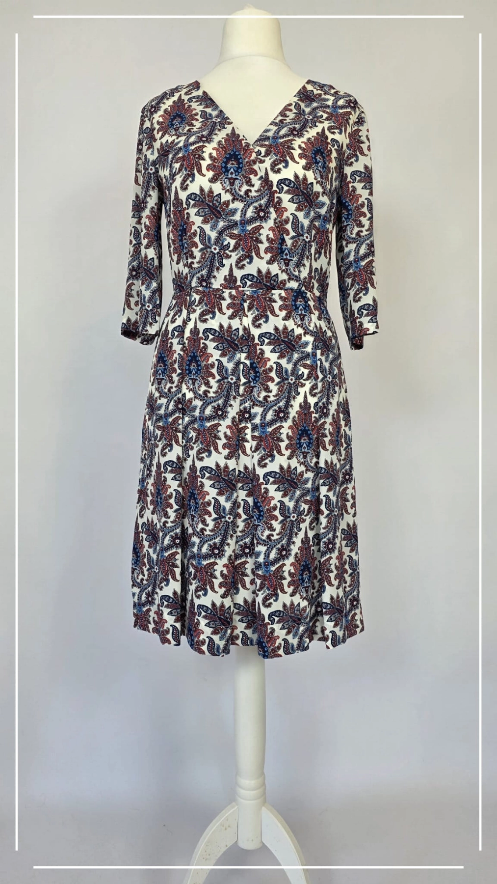 Elegancka sukienka midi w etniczny wzór paisley SOLAR