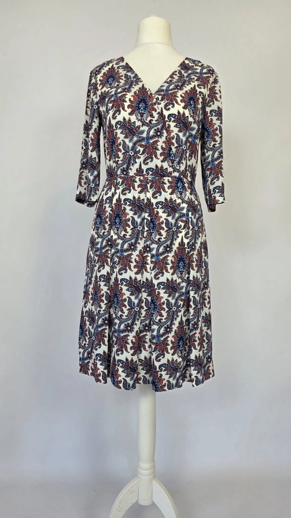 Elegancka sukienka midi w etniczny wzór paisley SOLAR
