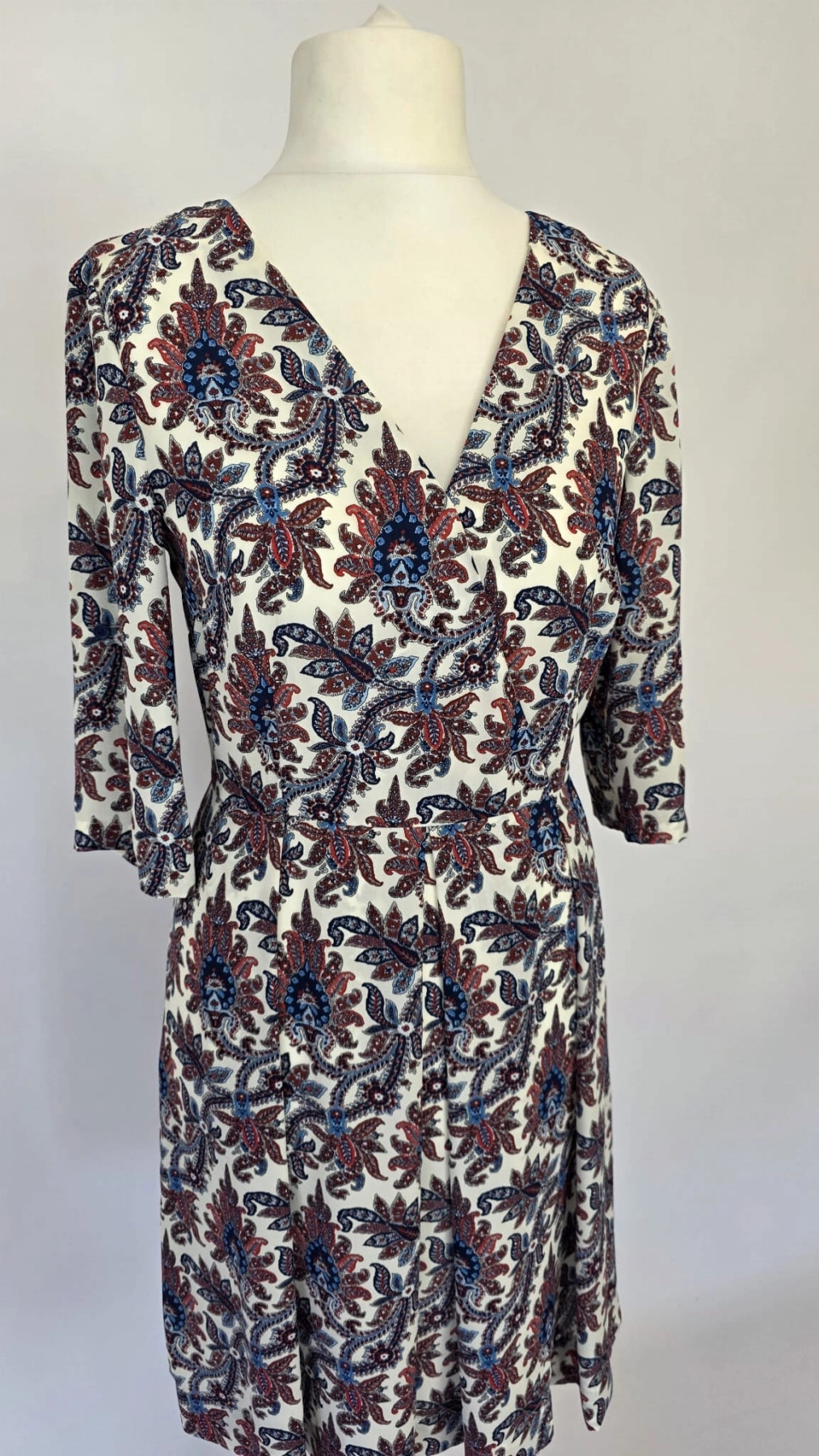 Elegancka sukienka midi w etniczny wzór paisley SOLAR