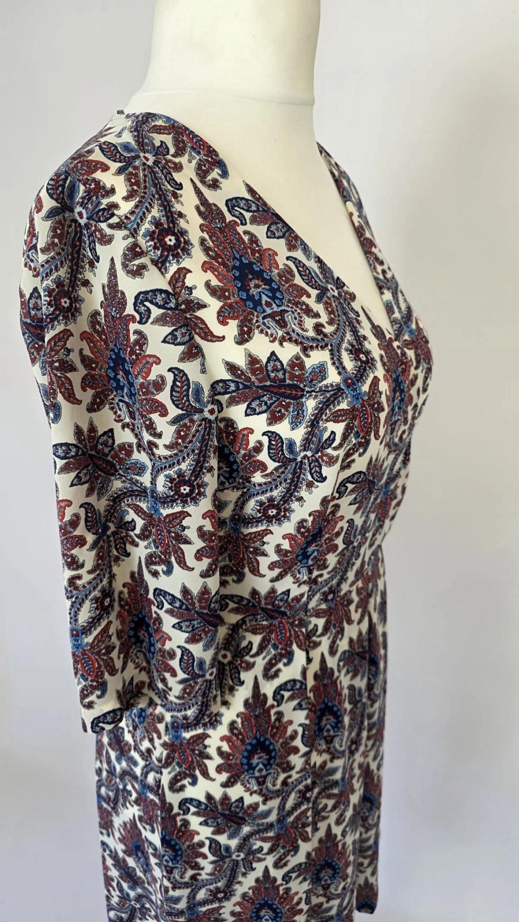 Elegancka sukienka midi w etniczny wzór paisley SOLAR
