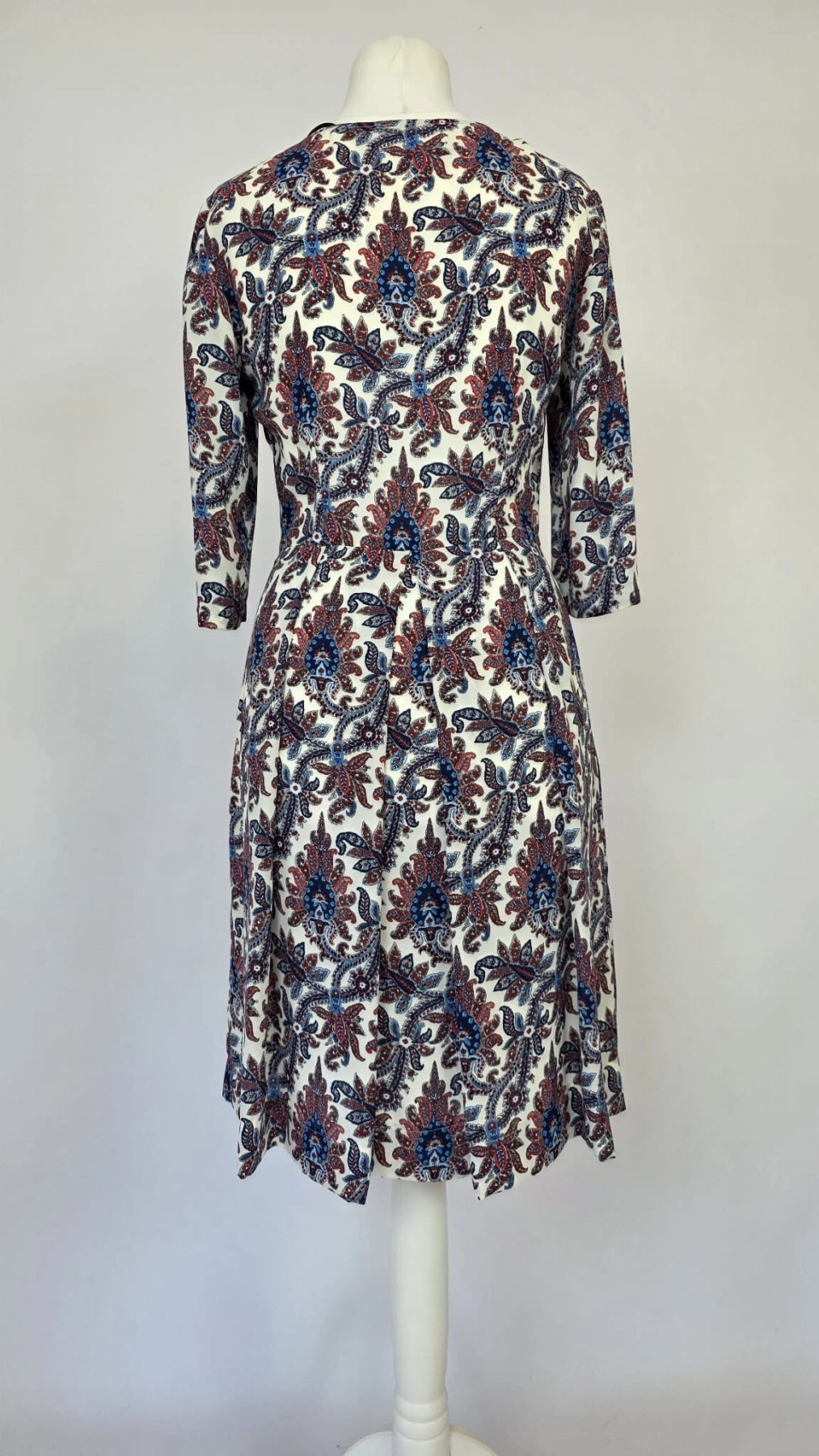 Elegancka sukienka midi w etniczny wzór paisley SOLAR